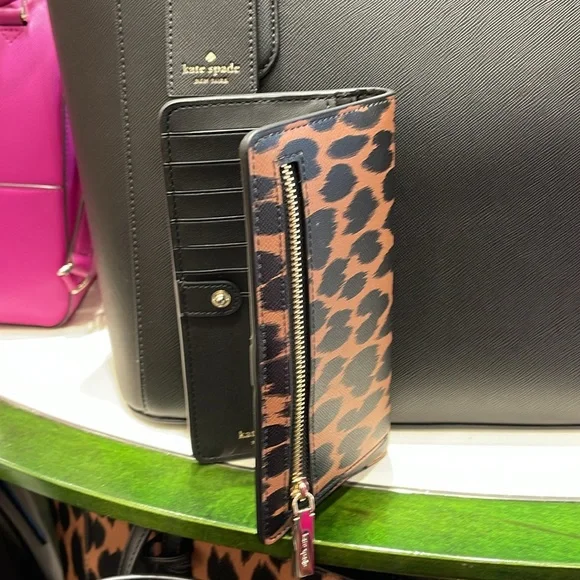 Kate Spade Schuyler Large Slim Bifold Wallet
COLOR:
Multi
NWT - Picture 14 of 16